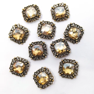 Bross szögletes 10 db 2x2 cm, bronzos sárga kővel