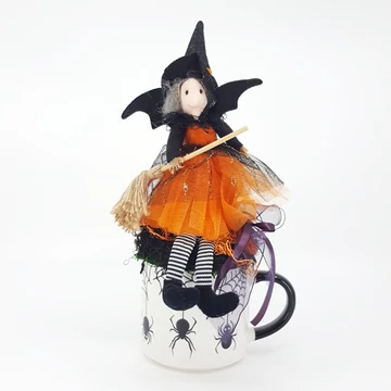 Boszorkány bögrében halloweeni dísz 30 cm
