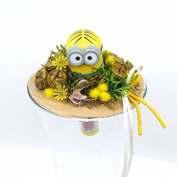 Ballagási csokor, sárga-fehér bőr hatású szalaggal, műzöldekkel, Minion nyalókával