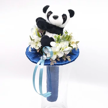 Ballagási csokor plüss panda figurával, kék csokortartóval, műzöldekkel