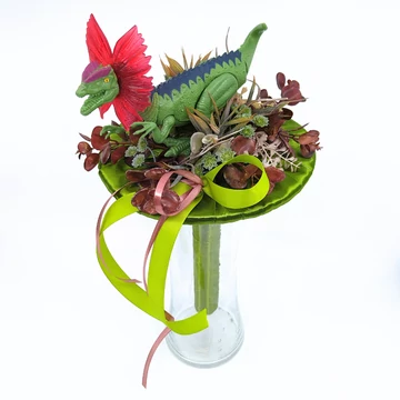 Ballagási csokor Dilophosaurus dínóval, zöld csokortartóval, műzöldekkel