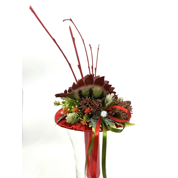 Ballagási csokor 25 cm, dínóval, piros színű csokortartóval, műzöldekkel