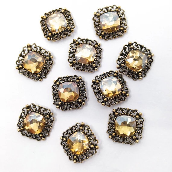 Bross szögletes 10 db 2x2 cm, bronzos sárga kővel