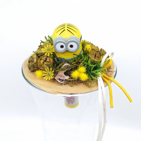 Ballagási csokor, sárga-fehér bőr hatású szalaggal, műzöldekkel, Minion nyalókával