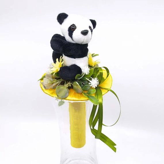 Ballagási csokor plüss panda figurával, sárga csokortartóval, műzöldekkel
