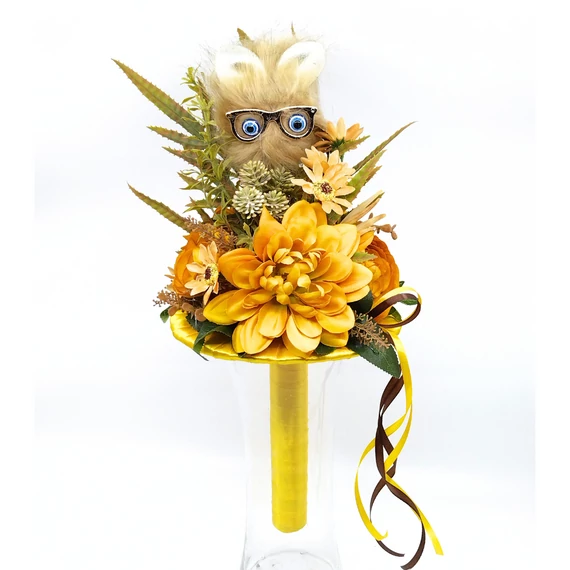 Ballagási csokor 41 cm, szemüveges barna nyuszi szőrmók figurával, sárga csokortartóval, selyemvirágokkal