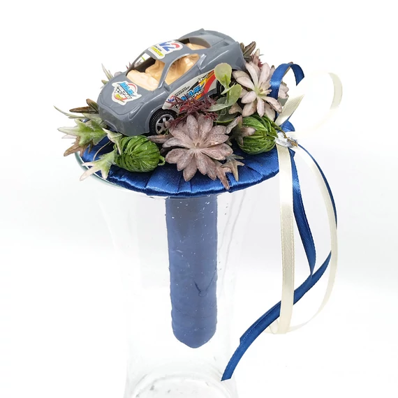 Ballagási csokor 25 cm, szürke versenyautóval, kék csokortartóval, műzöldekkel