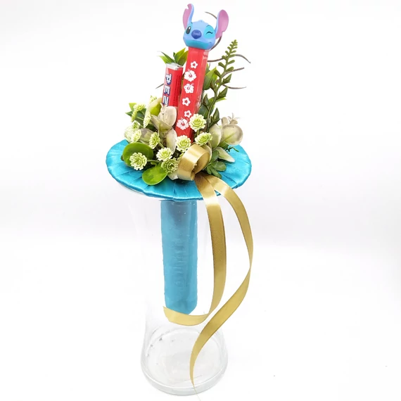 Ballagási csokor piros Stitch PEZ cukor adagolóval + eper ízű PEZ cukorkával, kék csokortartóval, műzöldekkel