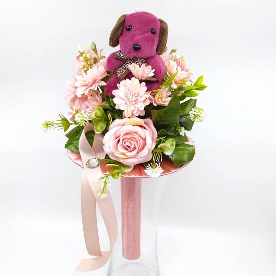 Ballagási csokor 40 cm, magenta plüss kutyával, rózsaszín csokortartóval, selyemvirágokkal