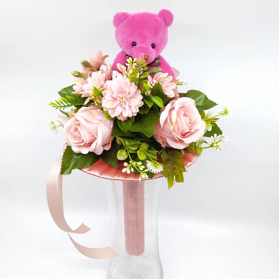 Ballagási csokor 40 cm, magenta plüss macival, rózsaszín csokortartóval, selyemvirágokkal