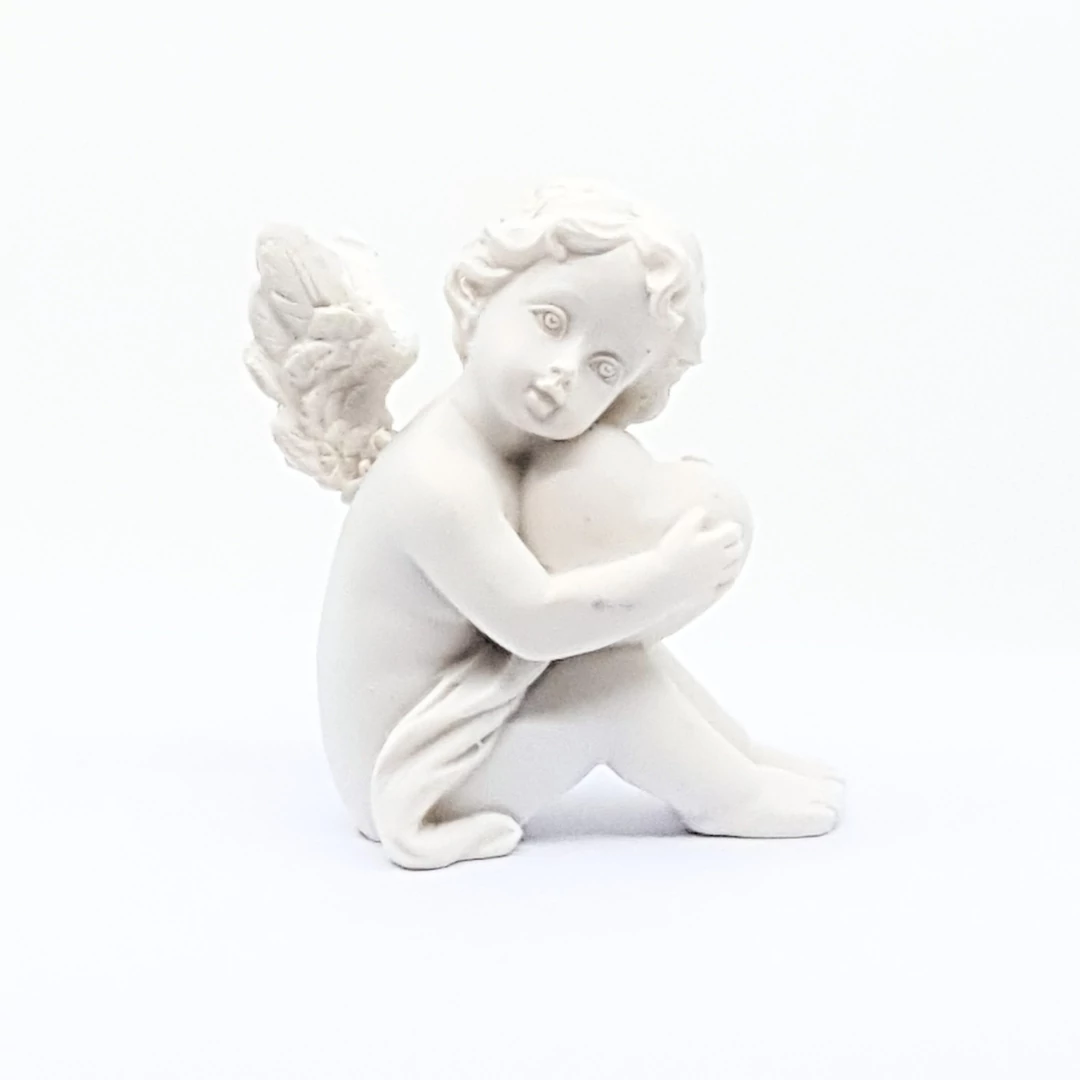 Angyal szívvel ülő poly. 6.5 cm fehér
