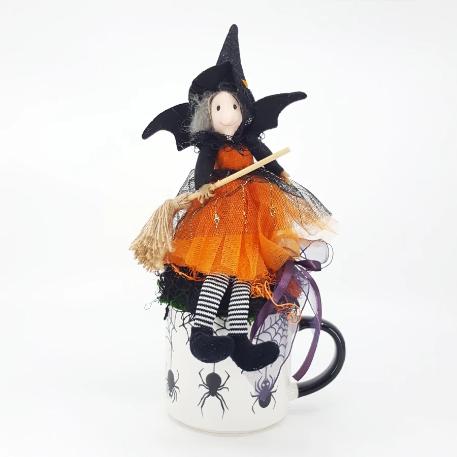 Boszorkány bögrében halloweeni dísz 30 cm