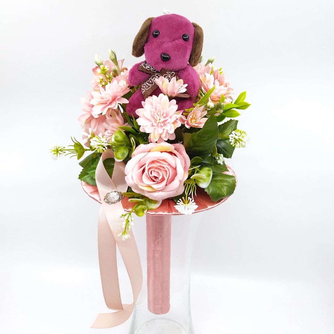 Ballagási csokor 40 cm, magenta plüss kutyával, rózsaszín csokortartóval, selyemvirágokkal